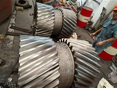 Engranajes industriales personalizados de gran tamaño: helicoidales, de anillo, de rueda y de eje